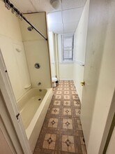 390 Riverway, Unit 12 in Boston, MA - Foto de edificio - Building Photo