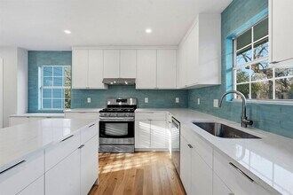 827 Gullett St in Austin, TX - Building Photo - Building Photo