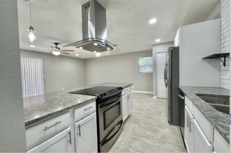 2235 Looking Glass Ln in Jacksonville, FL - Building Photo - Building Photo