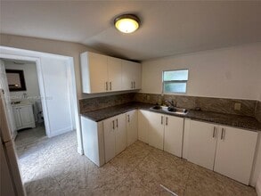2430 NW 26th St in Miami, FL - Building Photo - Building Photo