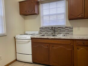 3933 Clareridge Dr, Unit #1 Lower in Toledo, OH - Building Photo - Building Photo