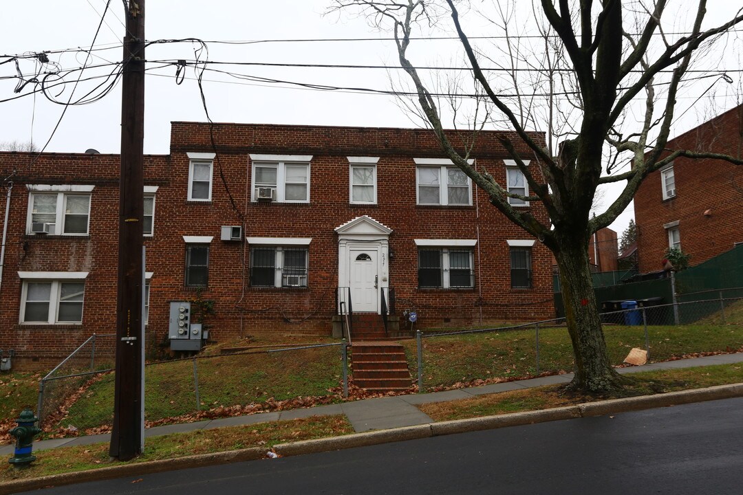 2617 30th St SE in Washington, DC - Building Photo