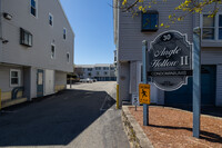 Angle Hollow Condominiums in Lowell, MA - Foto de edificio - Building Photo