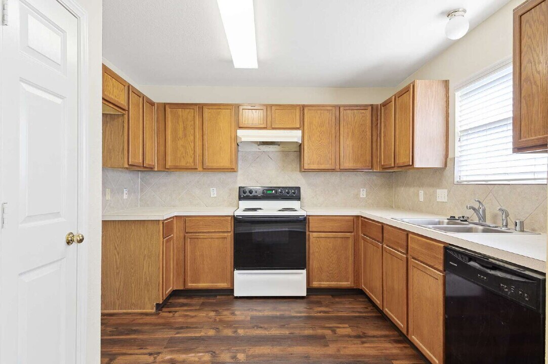 203 Paradise Ln in Montgomery, TX - Building Photo