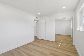 10007 Debra Ave in Los Angeles, CA - Foto de edificio - Building Photo