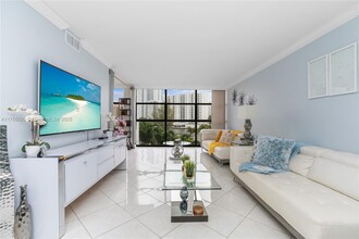 600 Parkview Dr in Hallandale Beach, FL - Building Photo - Building Photo