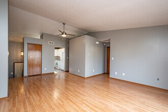 2213 9th St in Coralville, IA - Foto de edificio - Building Photo