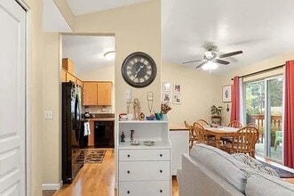 12014 SE Bush St, Unit C in Portland, OR - Foto de edificio - Building Photo