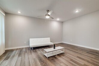 5705 Breland St-Unit -B in Houston, TX - Building Photo - Building Photo