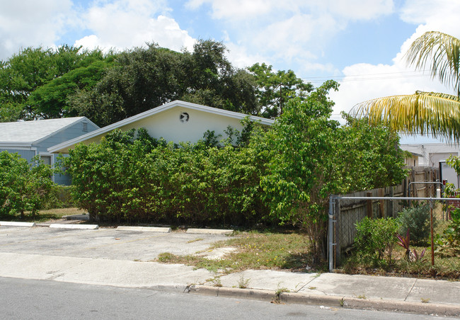 1115 N H St in Lake Worth, FL - Foto de edificio - Building Photo