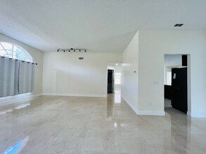 3909 Yellow Finch Ln in Lutz, FL - Building Photo - Building Photo