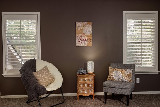 110 N Valley Oaks Cir