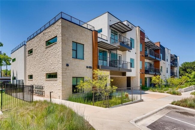 property at 207 W Johanna St