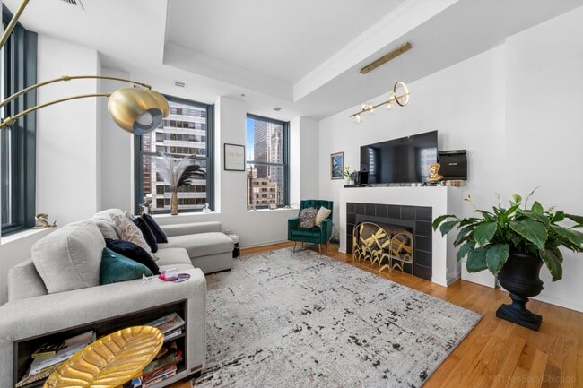 208 W Washington St, Unit 2104 in Chicago, IL - Building Photo - Building Photo