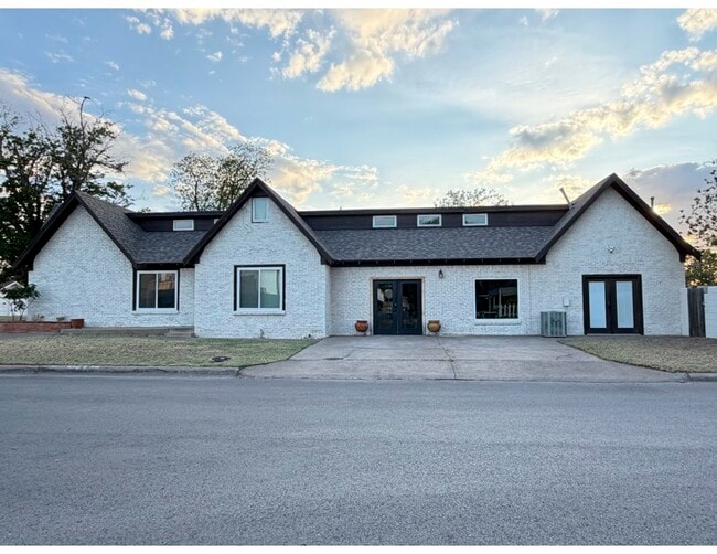 1300 W Ohio Ave in Midland, TX - Foto de edificio - Building Photo