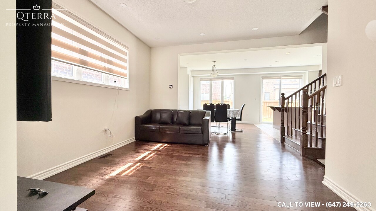 8 Dolucci Cres in Brampton, ON - Building Photo