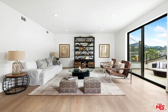 3659 1/2 Regal Pl in Los Angeles, CA - Building Photo - Building Photo