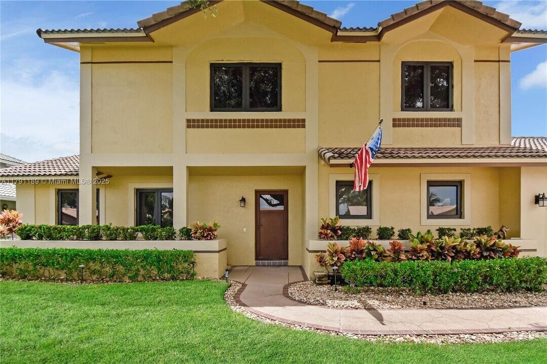 14950 Featherstone Way in Davie, FL - Building Photo