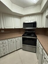 8333 Lake Dr in Doral, FL - Building Photo - Building Photo