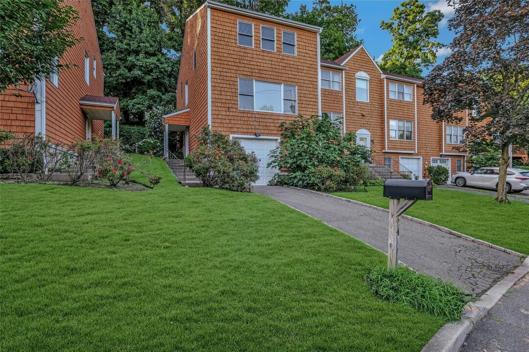 24 Herb Hill Rd in Glen Cove, NY - Building Photo