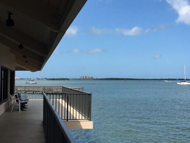 620 Edgewater Dr in Dunedin, FL - Building Photo - Building Photo