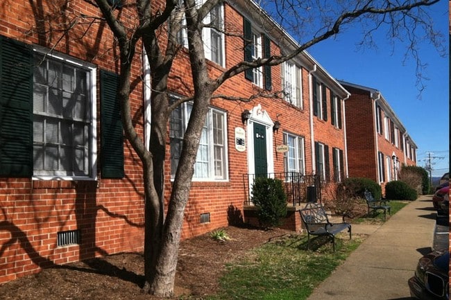 Berkshire and Barter Court Apartments in Charlottesville, VA - Foto de edificio - Building Photo