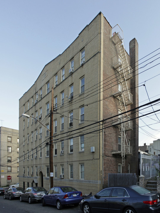 625 E 234th St in Bronx, NY - Building Photo