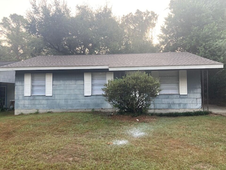 3002 Pineland Dr in Gulfport, MS - Building Photo