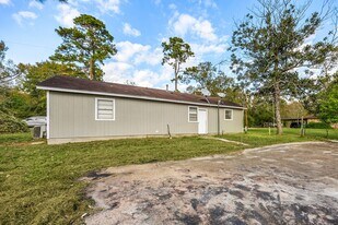 340 Magnolia Dr in Huffman, TX - Building Photo