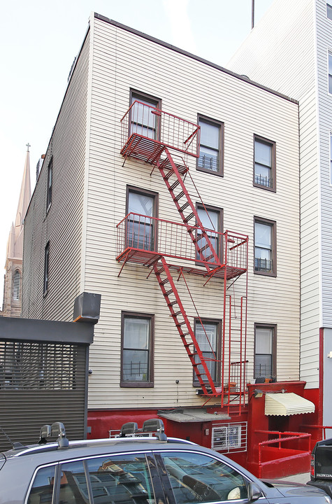 136 Meserole St in Brooklyn, NY - Building Photo