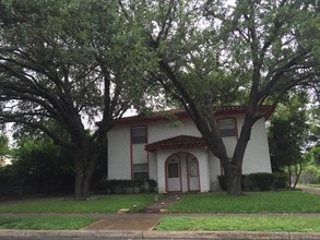 4430 Valleyfield St in San Antonio, TX - Foto de edificio - Building Photo