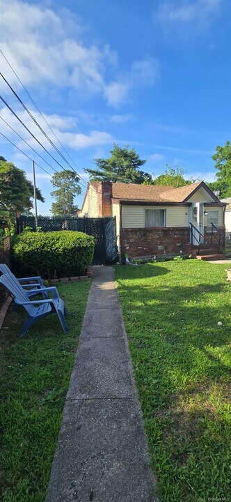 35 Cedarhurst Ave in Selden, NY - Building Photo