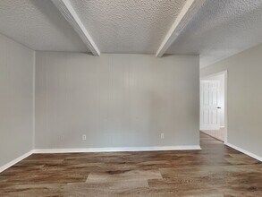 1201 Saturn Dr in Cedar Hill, TX - Foto de edificio - Building Photo