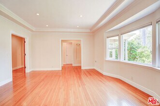 10450 Ilona Ave in Los Angeles, CA - Building Photo - Building Photo