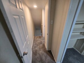 158 Baker St, Unit D16 in Aliquippa, PA - Foto de edificio - Building Photo