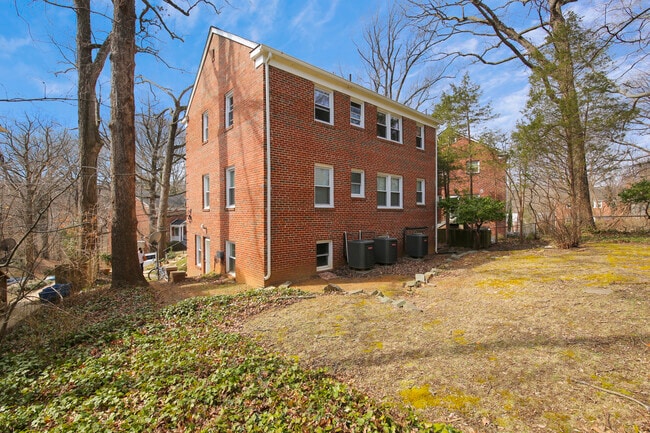 8307 Roanoke Ave, Unit Apt 1 in Takoma Park, MD - Building Photo - Building Photo