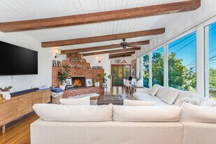 2385 Sunset Heights Dr in Los Angeles, CA - Building Photo