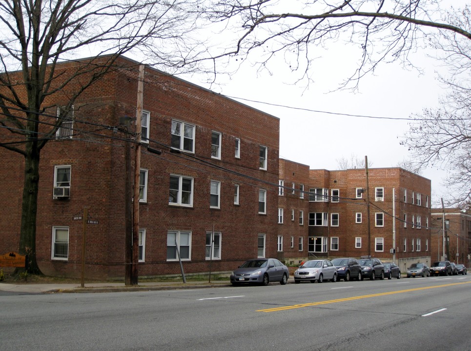 The Russell House South in Great Neck, NY - Building Photo