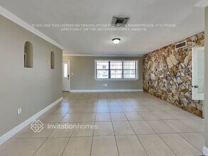 7670 NW 11th Ct in Pembroke Pines, FL - Foto de edificio - Building Photo