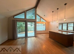 2104 S 304th St in Federal Way, WA - Foto de edificio - Building Photo