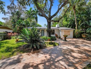 7850 SW 99th St in Miami, FL - Foto de edificio - Building Photo