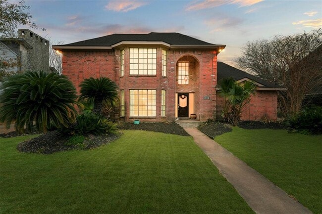 property at 407 W Chelsea Pl