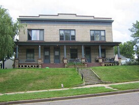313 W Willow St in Chippewa Falls, WI - Building Photo