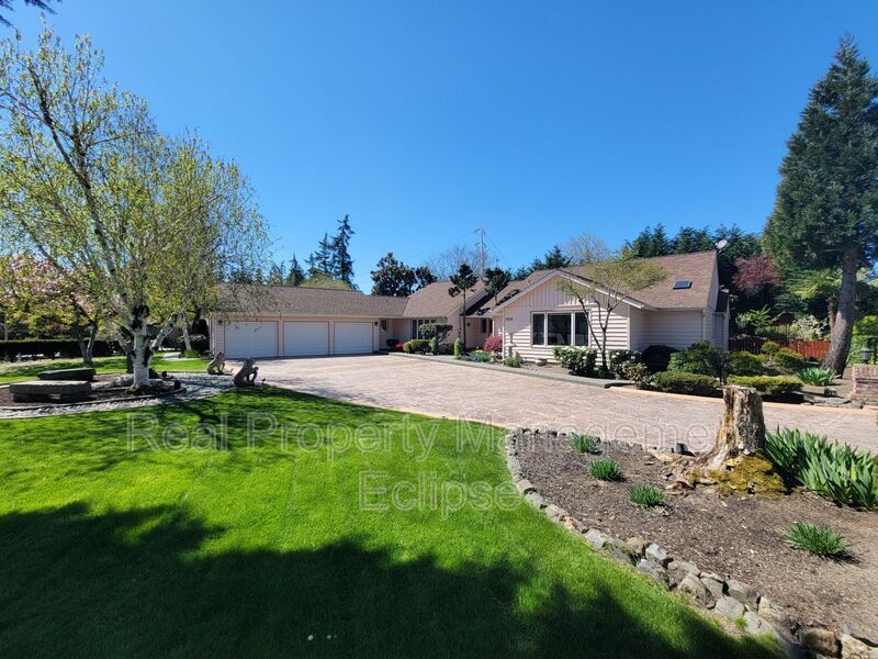 2525 85th Ave NE in Clyde Hill, WA - Foto de edificio