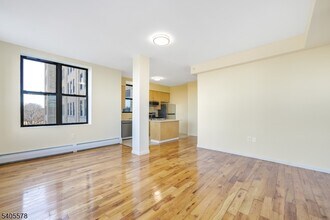 520 Belleville Ave in Belleville, NJ - Foto de edificio - Building Photo