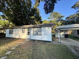 110 N Pine St in Lafayette, LA - Building Photo
