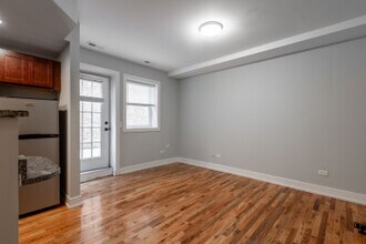 555 W Arlington Pl, Unit 712 in Chicago, IL - Building Photo - Building Photo