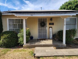 278 E Merritt Ave in Tulare, CA - Building Photo