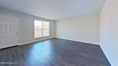 2216 Spring Park Rd in Jacksonville, FL - Foto de edificio - Building Photo
