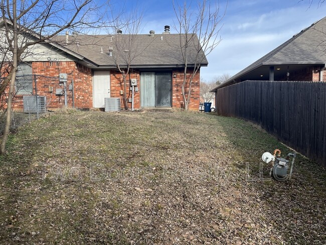 8910 Oak Valley Dr in Midwest City, OK - Building Photo - Building Photo